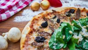 Nepečená pizza s kozím sýrem