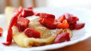 palačinky s jahodami