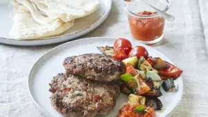 Plejskavica s ovčím sýrem a ajvarem