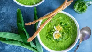 Polévka z medvědího česneku s vejci a s grissini