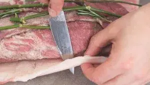Italská porchetta - příprava porchetty - děrování kůže
