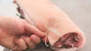 Italská porchetta - příprava porchetty - svázání naplněné kůže