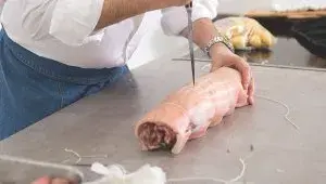Italská porchetta - příprava porchetty - vytvoření děr do naplneněné kůže
