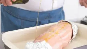Italská porchetta - příprava porchetty - potírání olejem před pečením