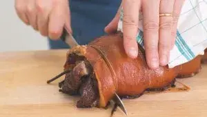 Italská porchetta - příprava porchetty - krájení upečeného masa