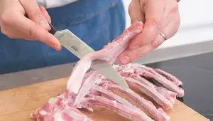 Italská porchetta - porcování masa - vyříznutí jemného masa