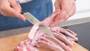 Italská porchetta - porcování masa - vyříznutí jemného masa