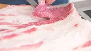 Italská porchetta - porcování masa - vyřezávání libového masa