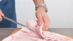 Italská porchetta - porcování masa - odstranění tuku z kůže