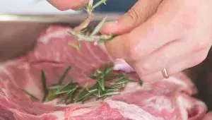 Italská porchetta - příprava masa - dochucení bylinkami