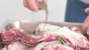 Italská porchetta - příprava masa - nasolení a ochucení masa