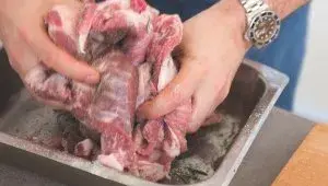 Italská porchetta - příprava masa - důkladné vmasírovaní koření 