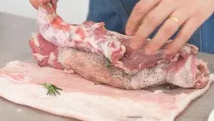 Italská porchetta - příprava porchetty - plnění kůže připravenou směsí