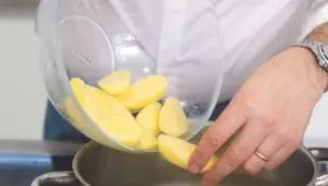 Italská porchetta - příprava přílohy - vaření brambor