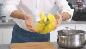 Italská porchetta - příprava přílohy - ochucení vařených brambor