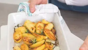 Italská porchetta - příprava přílohy - zapečení brambor