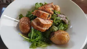 pečínka se špenátem a bramborami