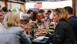 Lidé v restaurace