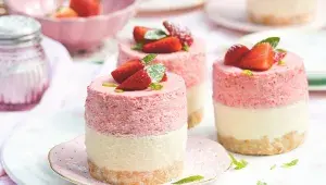 Pruhované jahodové dortíčky