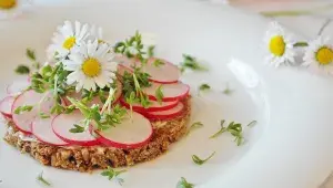 chléb s ředkvičkami