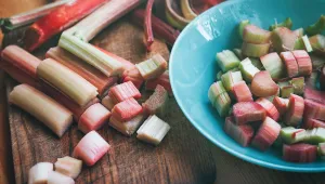 Na kousky nakrájenou rebaboru do koláče je nejlepší chvíli marinovat v cukru