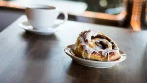 Skořicová rolka kanelbullar s kávou