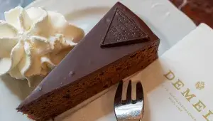 Demel's Sachertorte, druhý uznaný Sacher dort, poznáte podle trojúhelníkové pečeti