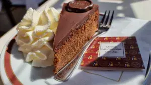 Original Sachertorte na ikonickém talířku z kavárny hotelu Sacher