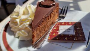Original Sachertorte na ikonickém talířku z kavárny hotelu Sacher