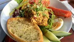 tuňák s topinkou a zeleninou