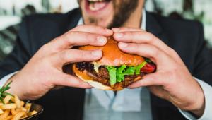 Muž jí hamburger