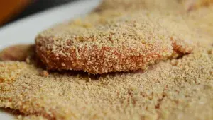 obalování řízků ve strouhance