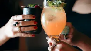 Zapomeňte na nudu ve sklenici! Namíchejte silvestrovské drinky, které mají šmrnc. Tipy pro každého – od máslového grogu po stylové mocktaily