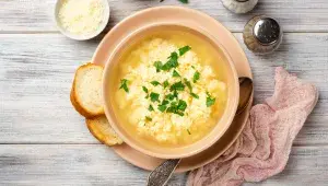 Stracciatella polévka