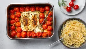 Baked feta pasta: lahodná omáčka z pečených rajčat a sýru