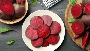 Odhalili jsme tajemství moderních kuchařů: Jak dostat z červené řepy maximum? Už dávno není jen do boršče, vyzkoušejte pomazánky, polévky i dezerty!