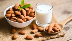 Mandle od A do Z: Namáčet, mlít nebo pražit? Od loupané lahůdky přes mouku, mléko až po uzený i sladký snack