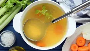 Kocovina po Silvestru? Další sklenička je past! Pomůže například voda, citron, vývar, zázvor či česnek