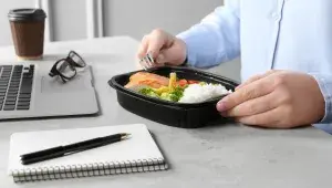 Konec levných poledních menu: Zdražování má nečekanou daň! Češi jedí hůře, aby ušetřili. Hrozí to i vám?
