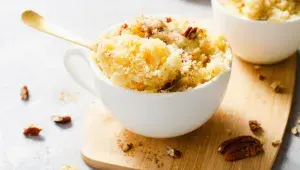 Banánový mug cake s pekanovými ořechy