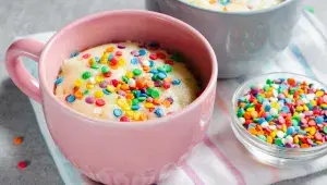 Nejen děti si zamilují mug cake s barevnými posypkami