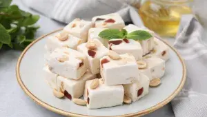 Domácí nugát: Oříškové cukroví bez pečení, jedlý dárek i celoroční klasika, kterou zvládnete doma a chutná jako z cukrárny