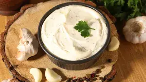 Česneková pomazánka v hlavní roli: Která varianta zmizí ze stolu první a všichni si ji zamilují?