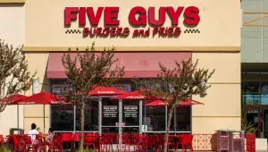   Připravte si peněženky, kultovní Five Guys míří do Prahy! Kolik zaplatíte za burger, který vás zaručeně zasytí?