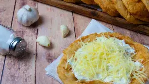 Konec doby langoše jen z pouti! V Praze otevřela nová Langošérije, která z klasiky dělá street food fenomén roku