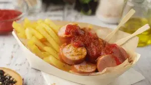 Německá ikona currywurst: Jeden buřt, dvě města a spor, který trvá dodnes. Kdo ho vymyslel první?