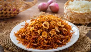 Smažená cibulka, která dokonale křupe? Stačí jeden nenápadný krok a už nebudete chtít jinak!