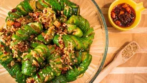 Asijský virální okurkový salát