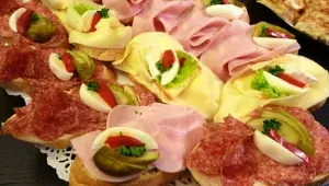 Triky, které pozvednou každou oslavu: Jak z obyčejné veky vyčarovat chlebíček, který okouzlí oči i chuťové pohárky? 