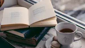 Káva a otevřená kniha